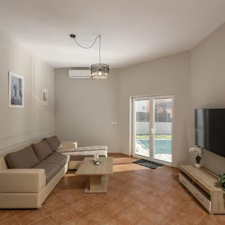 Oasis Jadreski Pool פולה