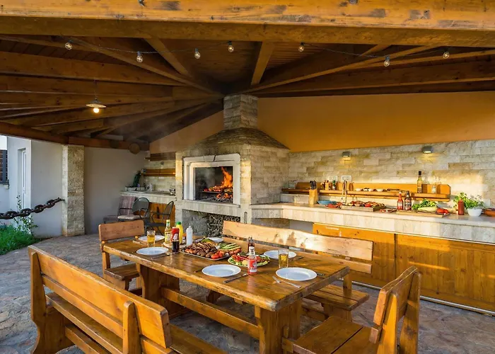 Oasis Jadreski Pool פולה