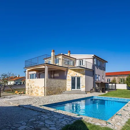Oasis Jadreski Pool プーラ
